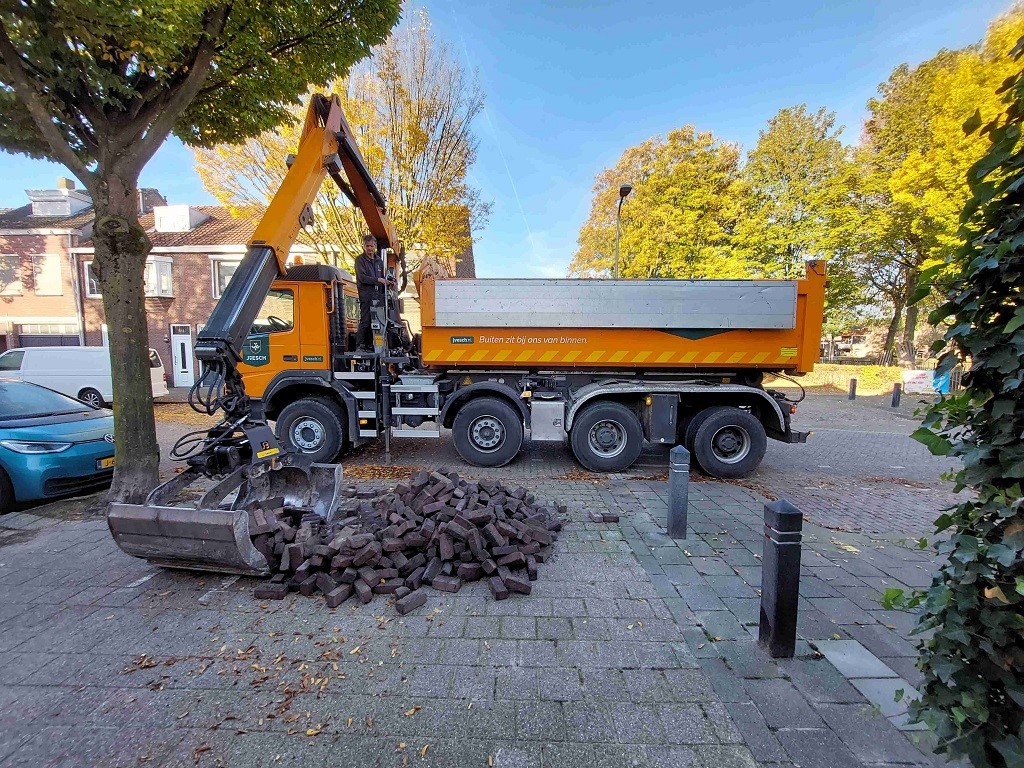 de Tegeltaxi is een vrachtwagen die gratis tegels ophaalt