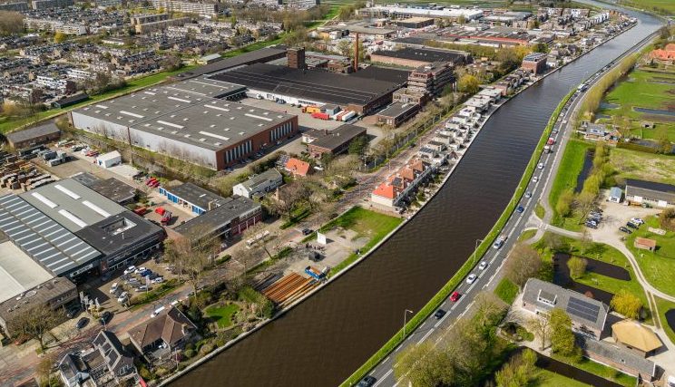 Luchtfoto van de Noordkade met aan de rechterkant de Gouwe