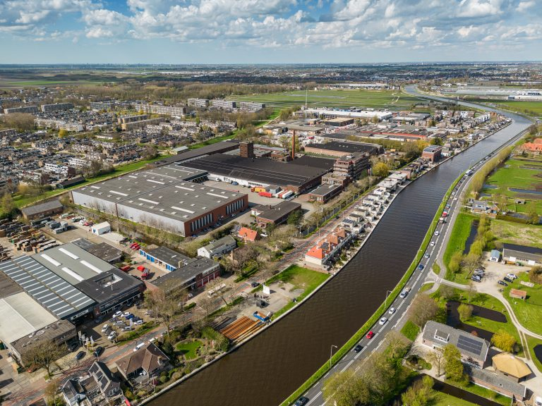 Luchtfoto van de Noordkade met aan de rechterkant de Gouwe