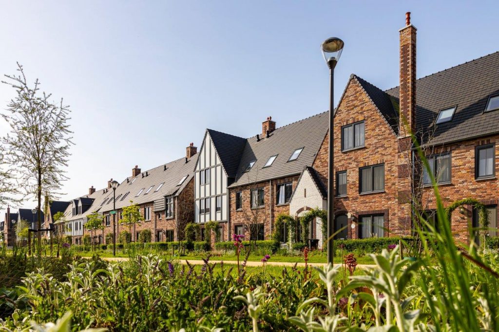 Parkrijk woningen rijtjeshuizen met groen en wandelpad voor de huizen