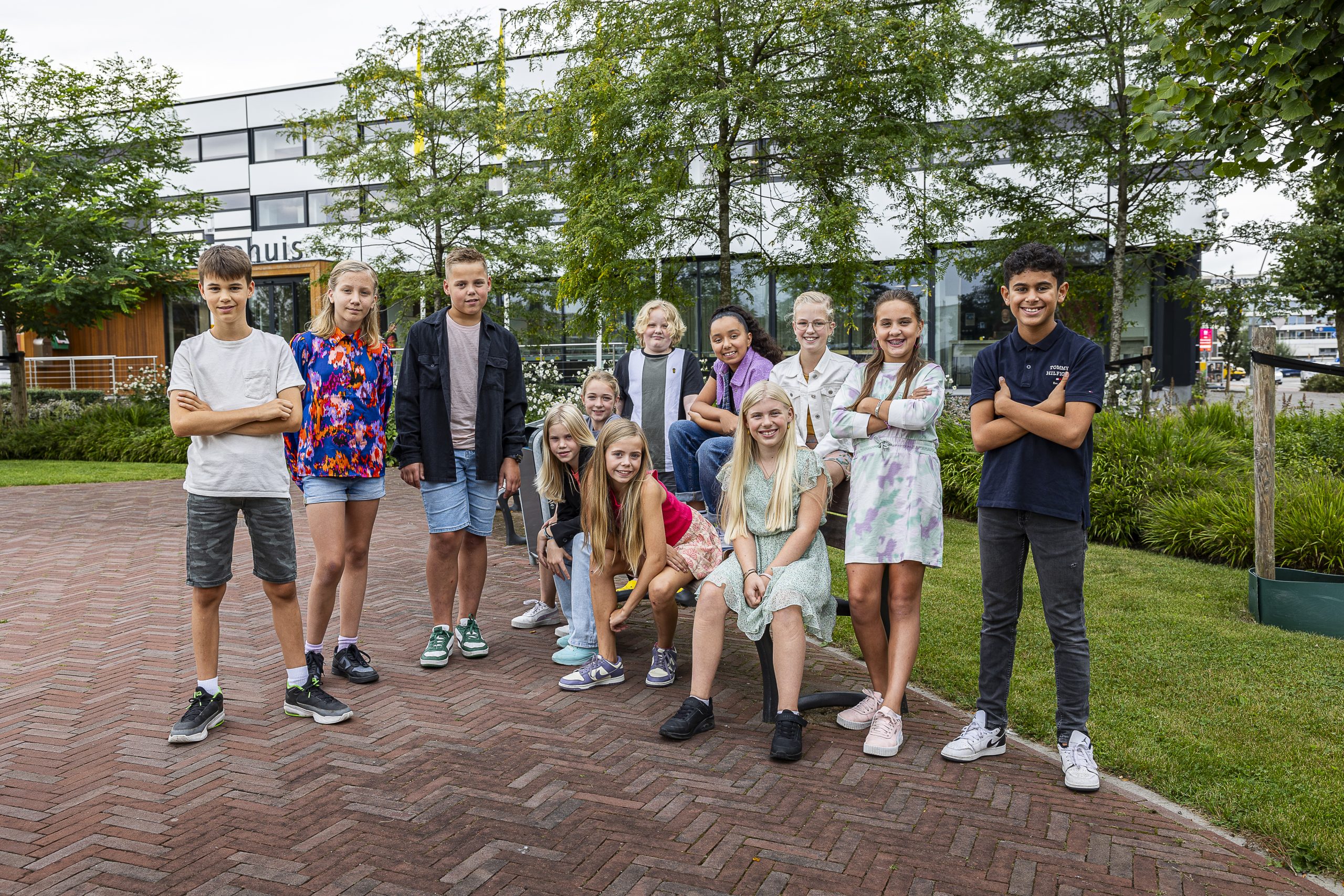 een groep kinderen poseert voor het gemeentehuis