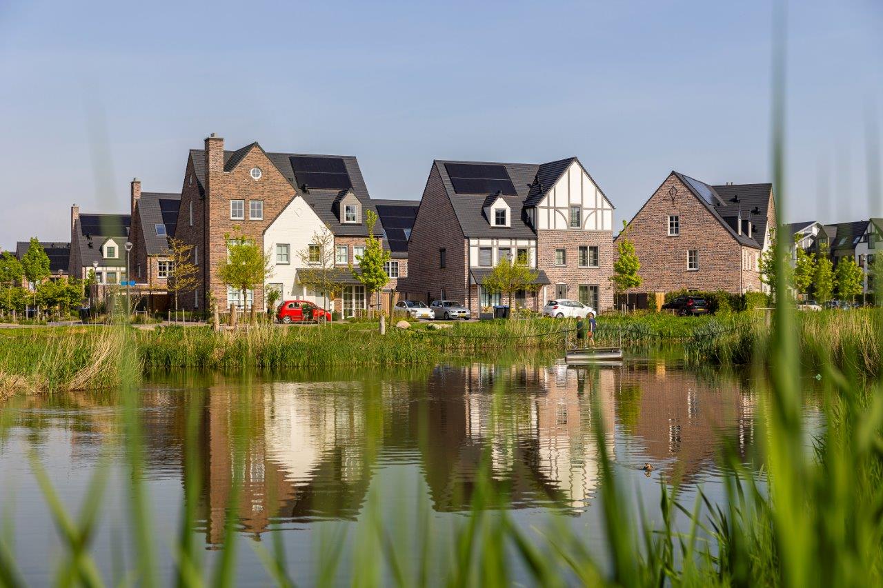 Nieuwe appartementen in wijk Parkrijk Triangel liggen aan water en hebben verschillende hoogtes in de bouw en daardoor verschillend uiterlijk